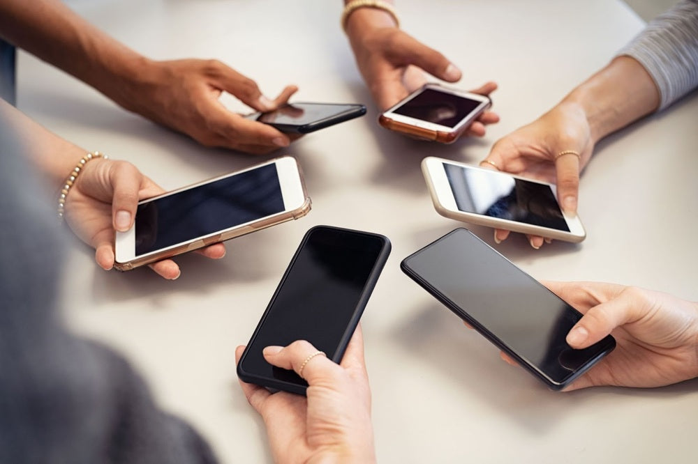 Folie de sticlă vs folie silicon: cum să alegi cea mai potrivită opțiune pentru telefonul tău