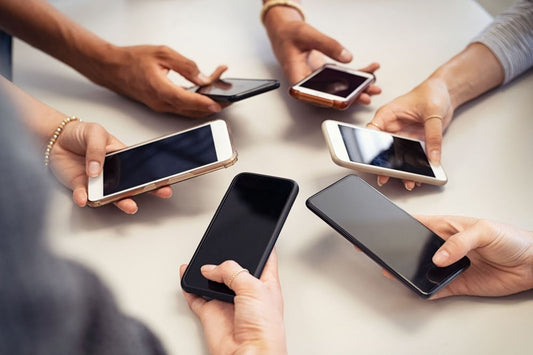 Folie de sticlă vs folie silicon: cum să alegi cea mai potrivită opțiune pentru telefonul tău